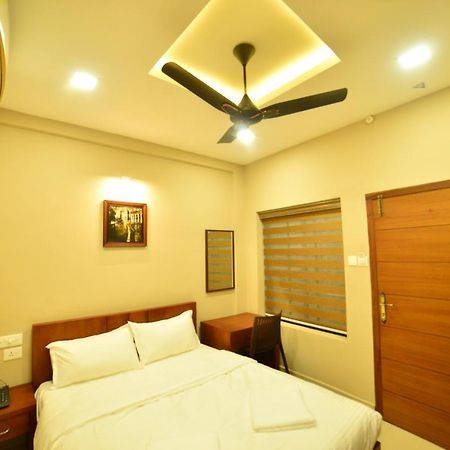 Hotel Priya Kottakkal Esterno foto