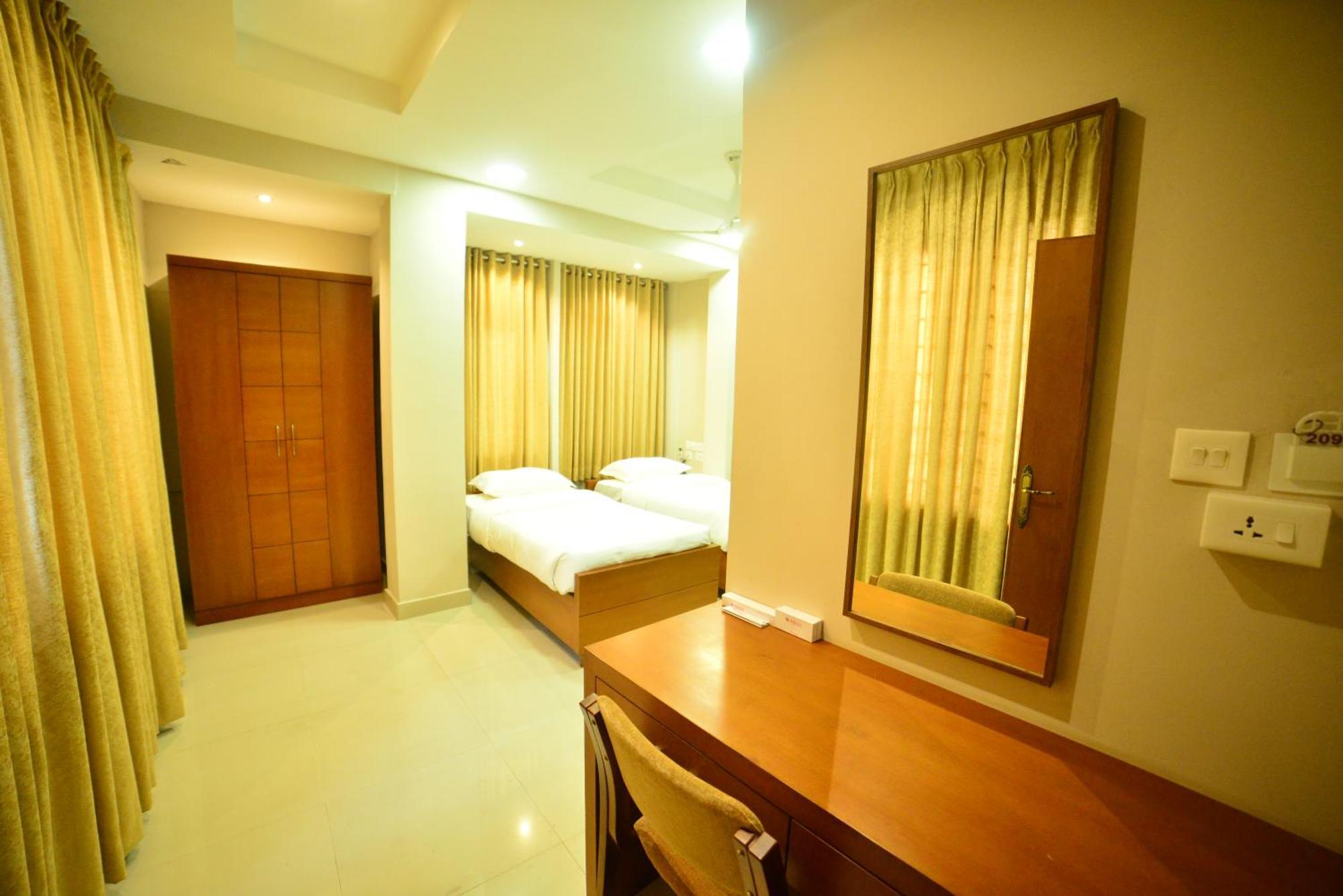Hotel Priya Kottakkal Esterno foto