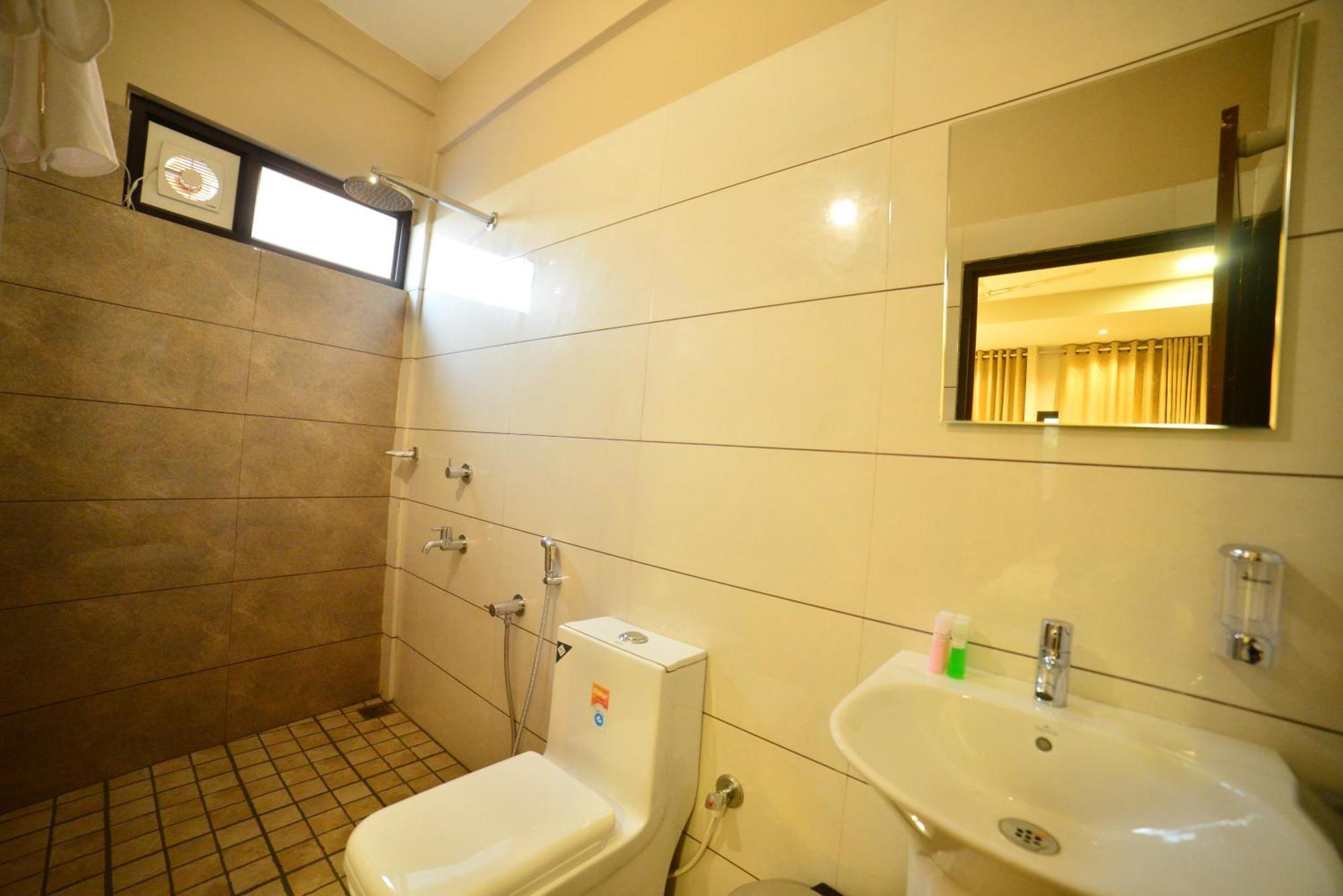 Hotel Priya Kottakkal Esterno foto