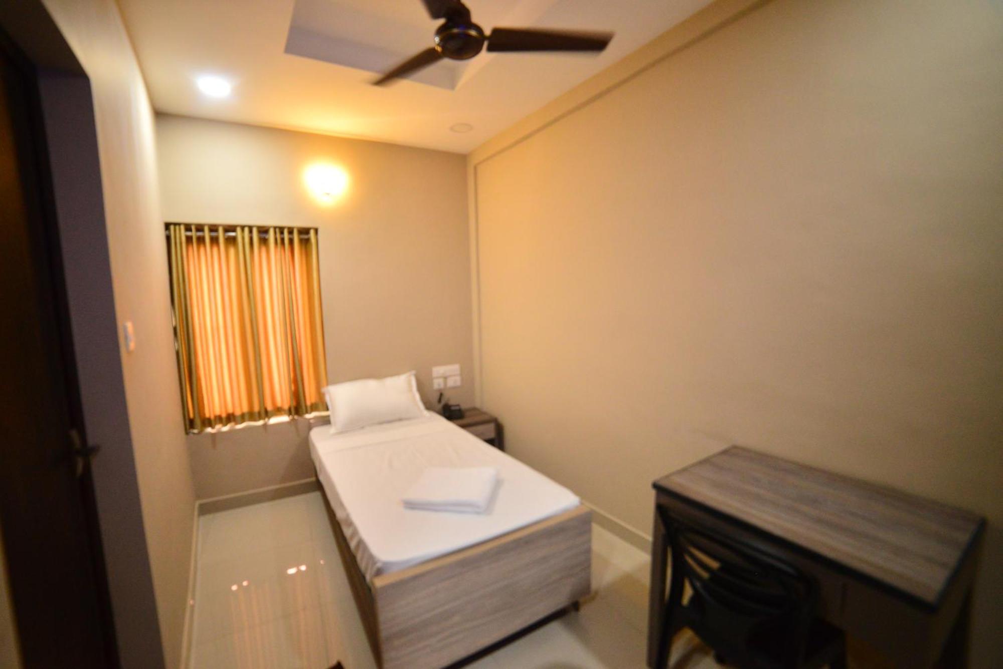 Hotel Priya Kottakkal Esterno foto