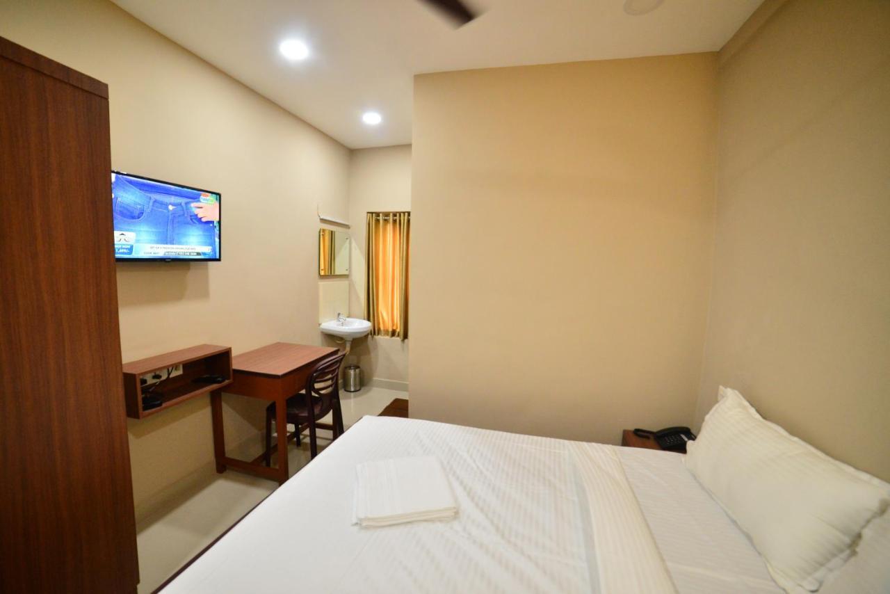 Hotel Priya Kottakkal Esterno foto