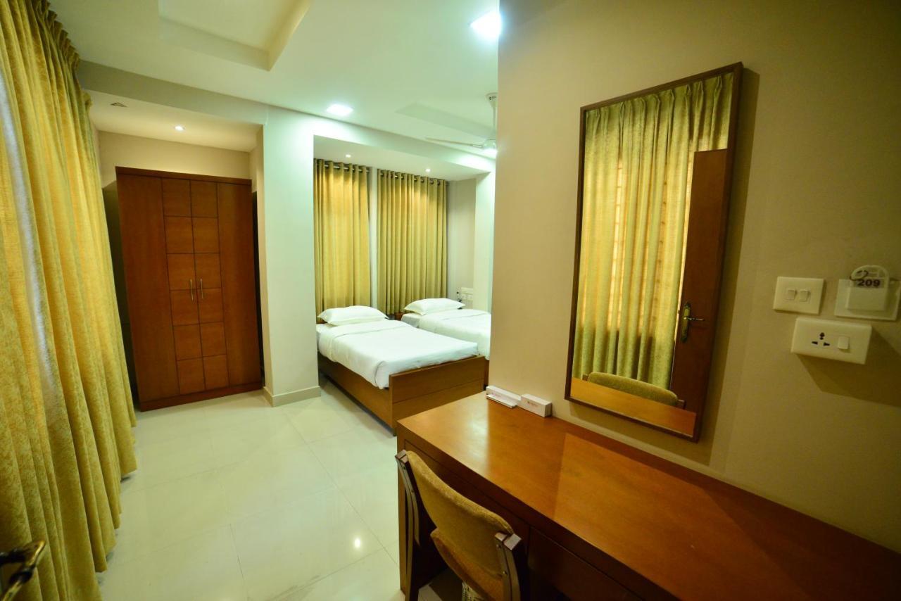 Hotel Priya Kottakkal Esterno foto