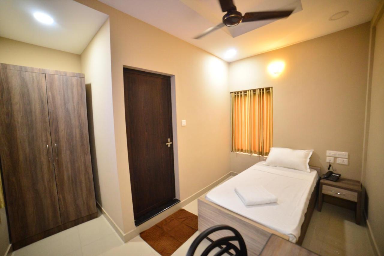 Hotel Priya Kottakkal Esterno foto