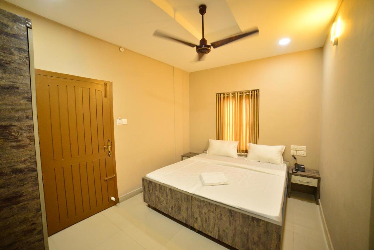 Hotel Priya Kottakkal Esterno foto