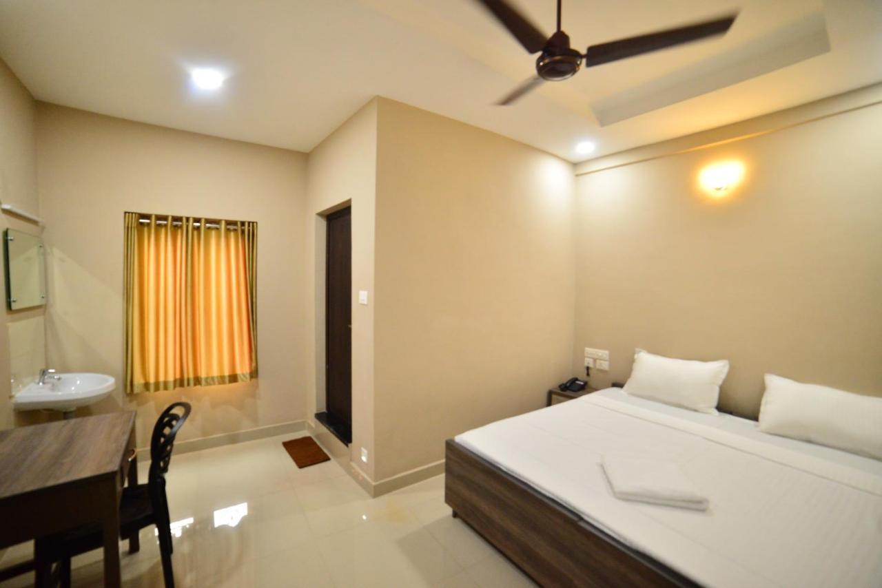 Hotel Priya Kottakkal Esterno foto