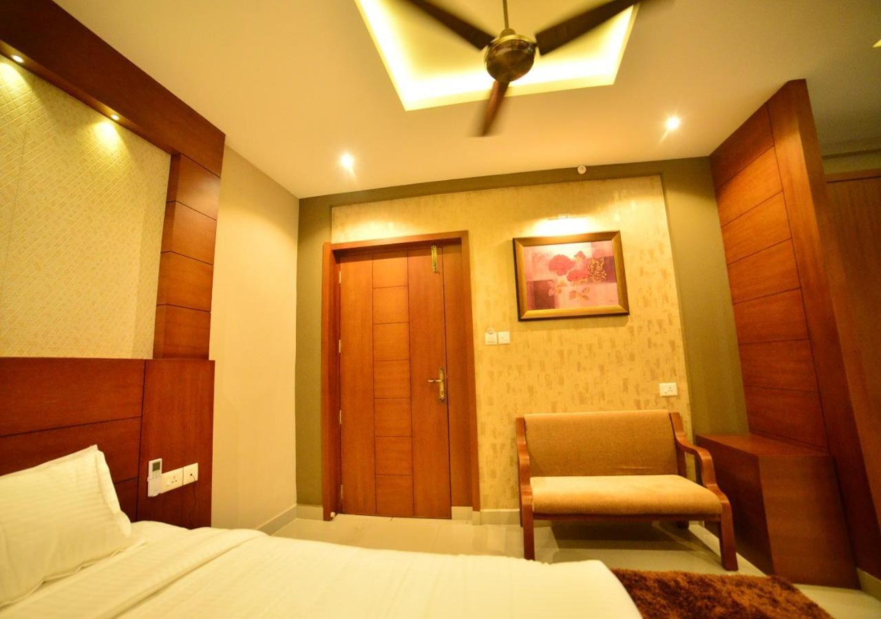 Hotel Priya Kottakkal Esterno foto