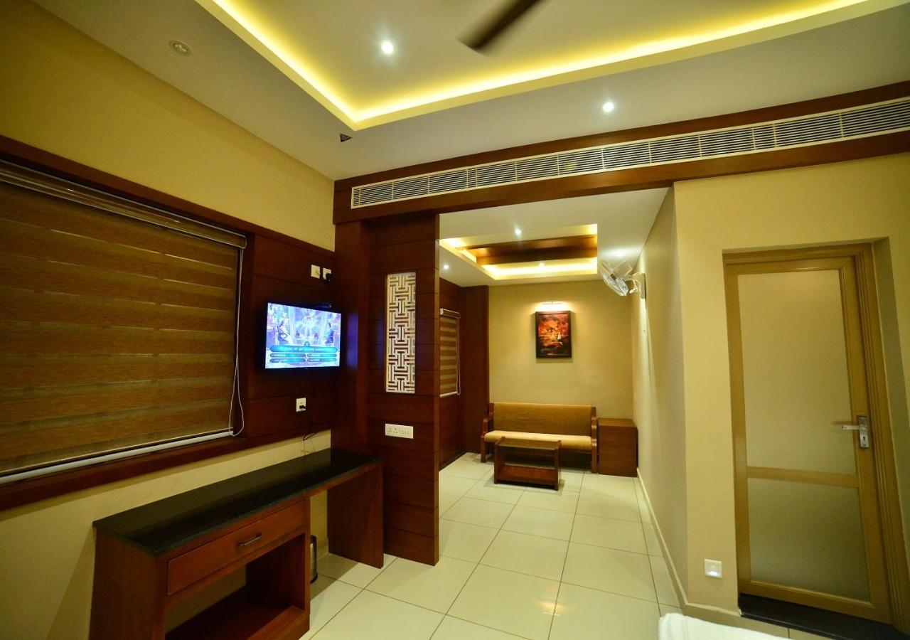 Hotel Priya Kottakkal Esterno foto