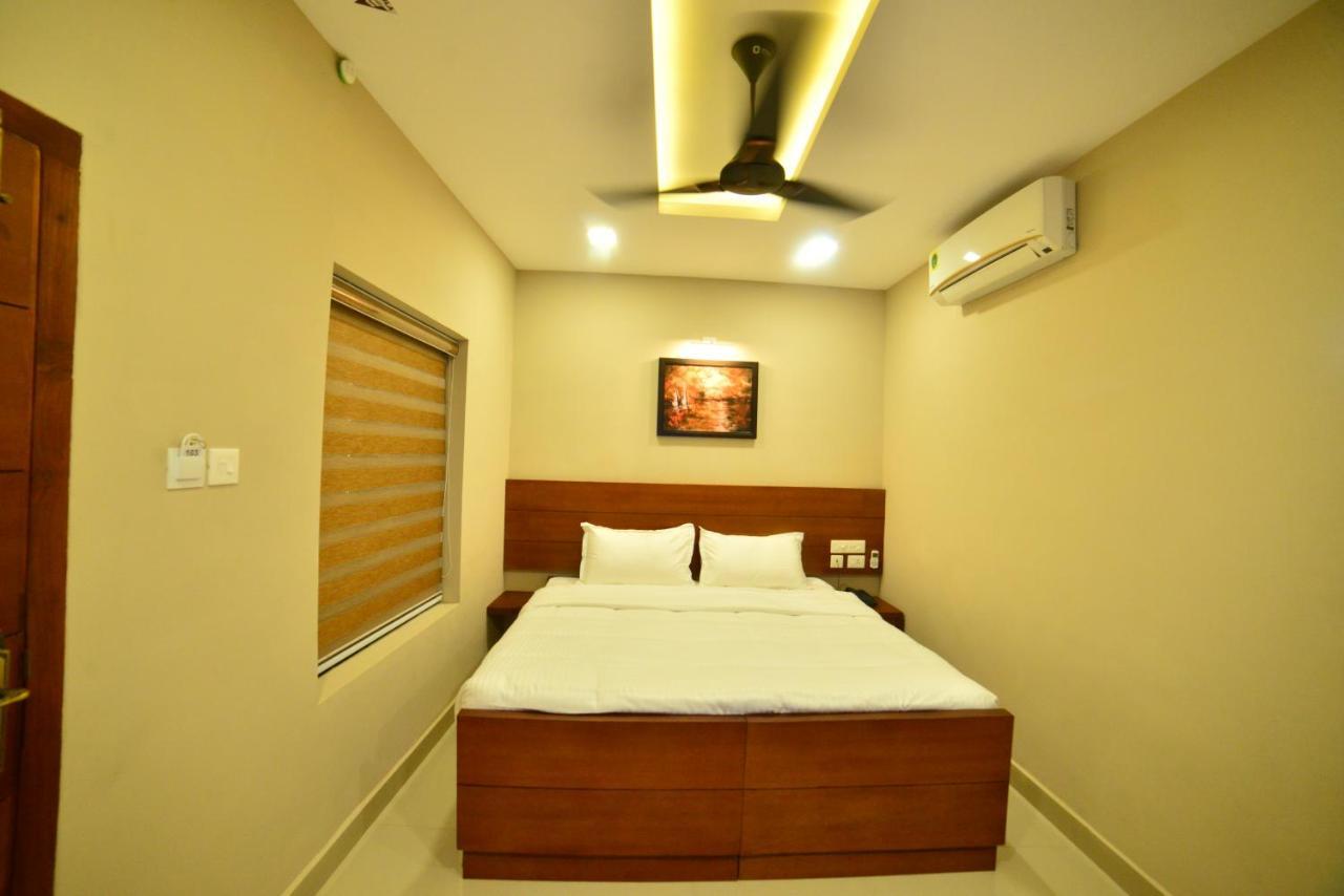 Hotel Priya Kottakkal Esterno foto