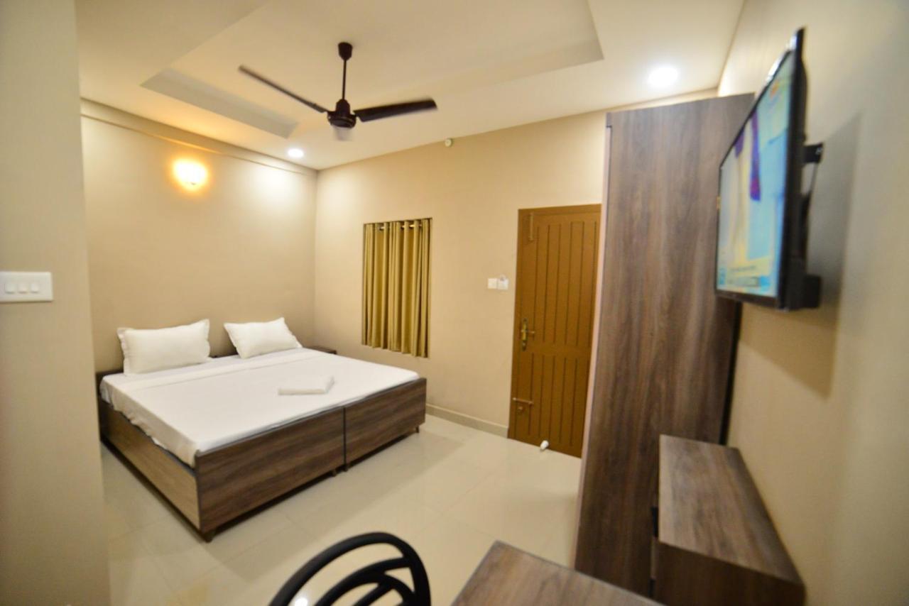 Hotel Priya Kottakkal Esterno foto