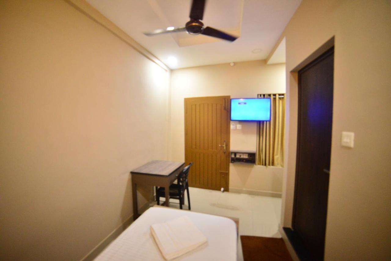 Hotel Priya Kottakkal Esterno foto
